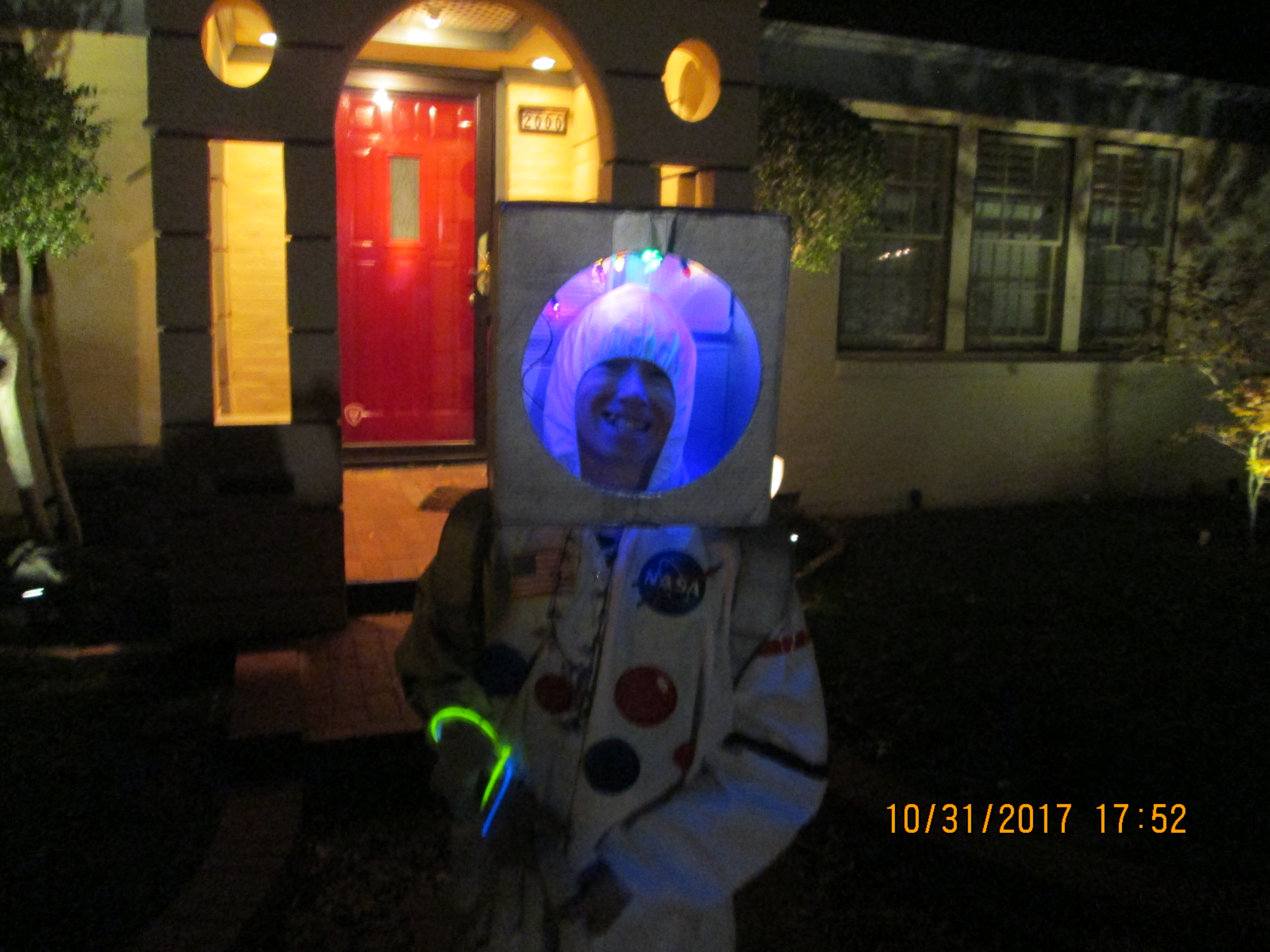 how to make an astronaut helmet for a costume